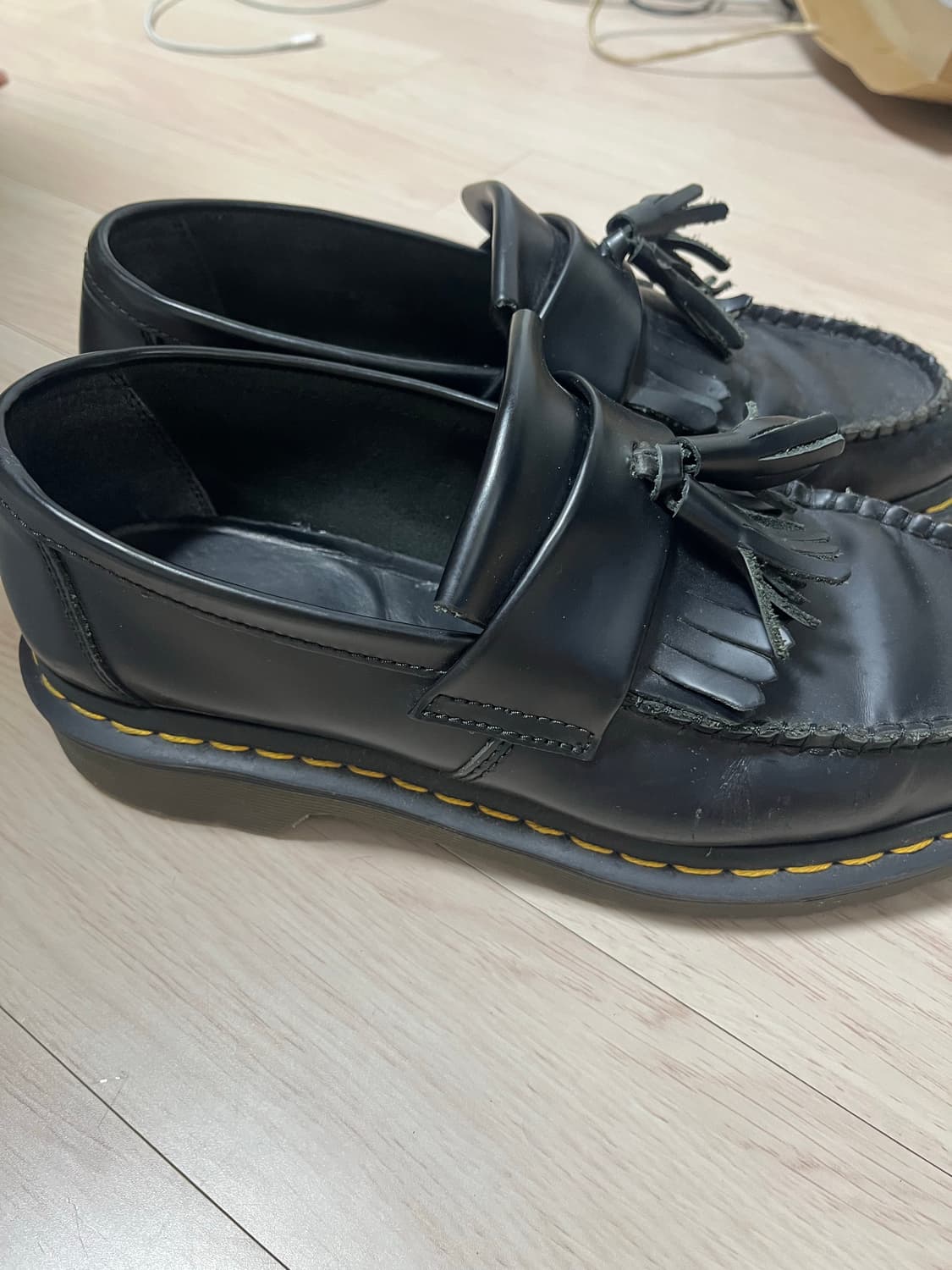 닥터마틴 아드리안 옐로우 스티치 레더 테슬 로퍼 블랙 270 상품이미지3