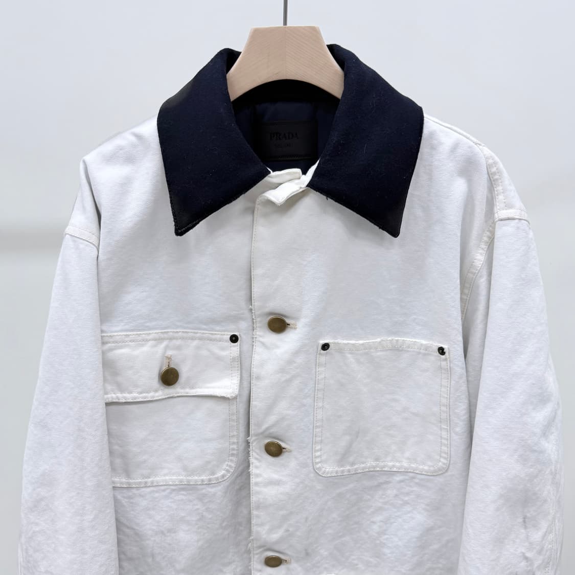[S+급/오버핏S] 24FW 프라다 더티 워싱 코튼 자켓 화이트 상품이미지2