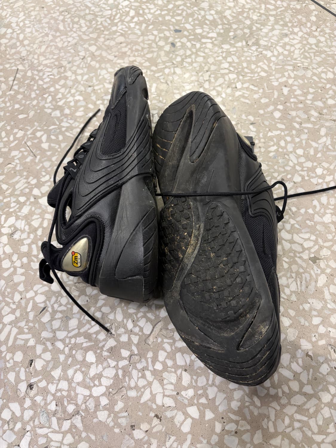 Nike All Black Low Profile Trail Sneaker 상품이미지4