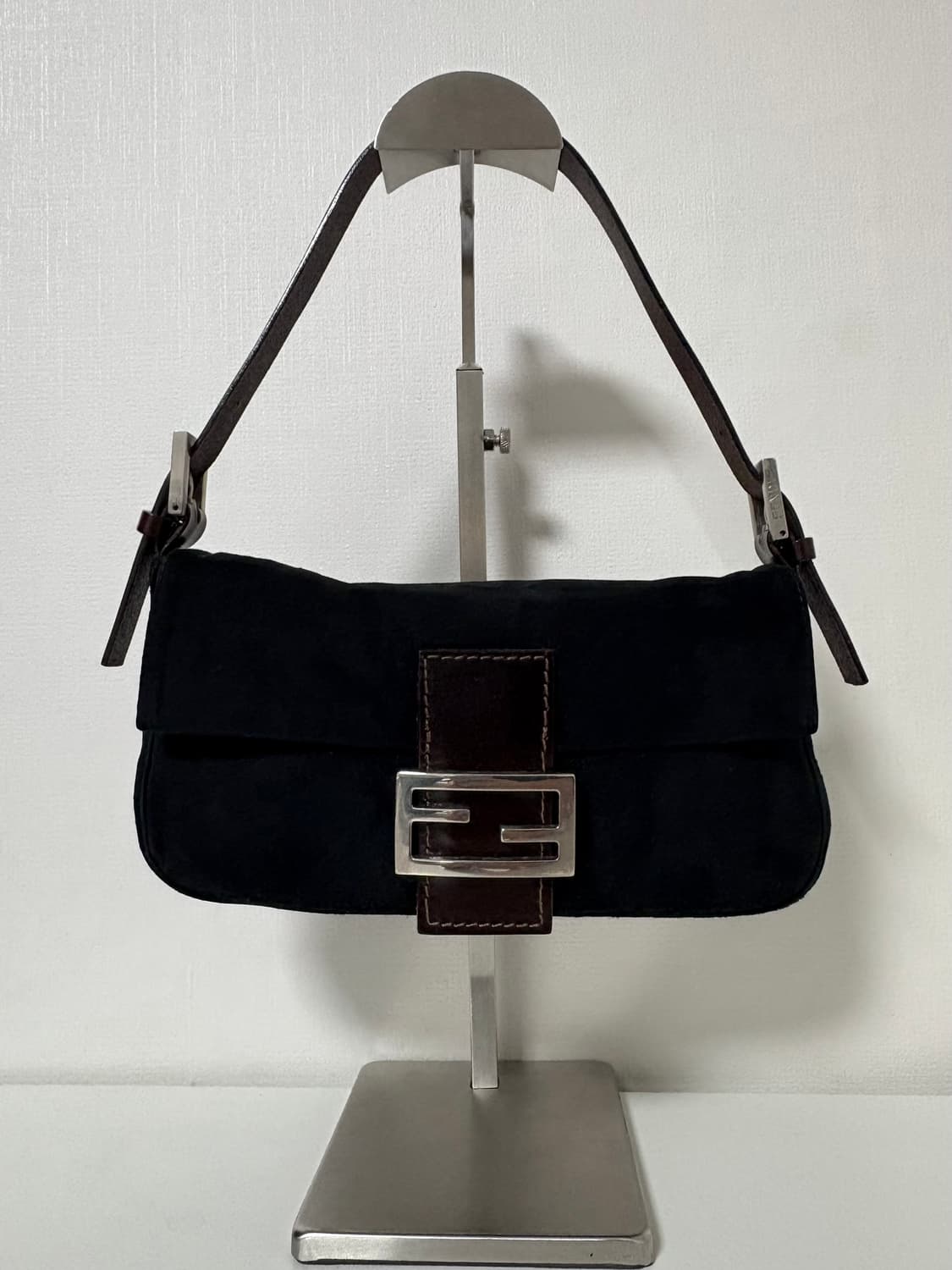 펜디 스웨이드 바게트백 상품이미지1