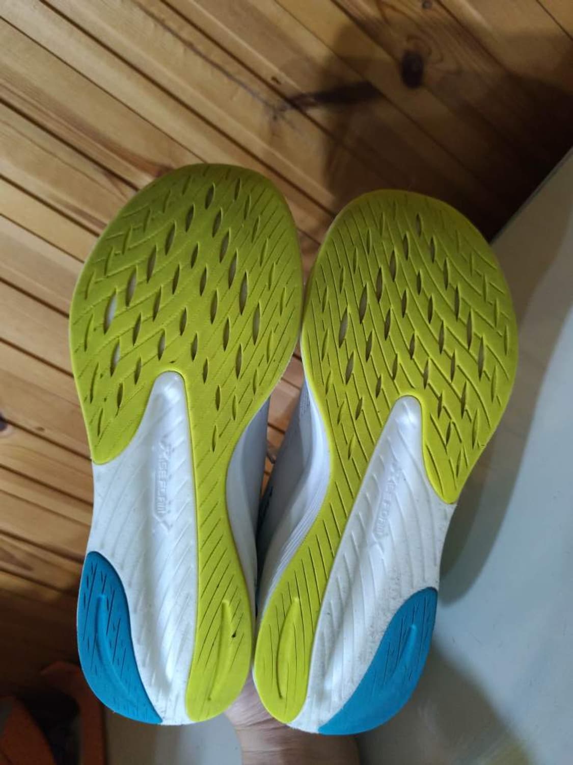 255mm 다이나핏 피스테 맥스 고탄성 경량 러닝화  상품이미지9