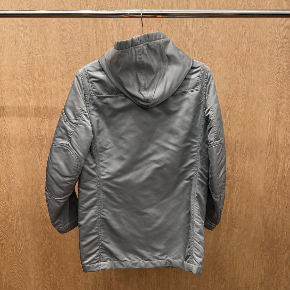 도나카란 뉴욕 진스 나일론 패딩 코트 토글 로프 스트랩 디테일 그레이 상품이미지3