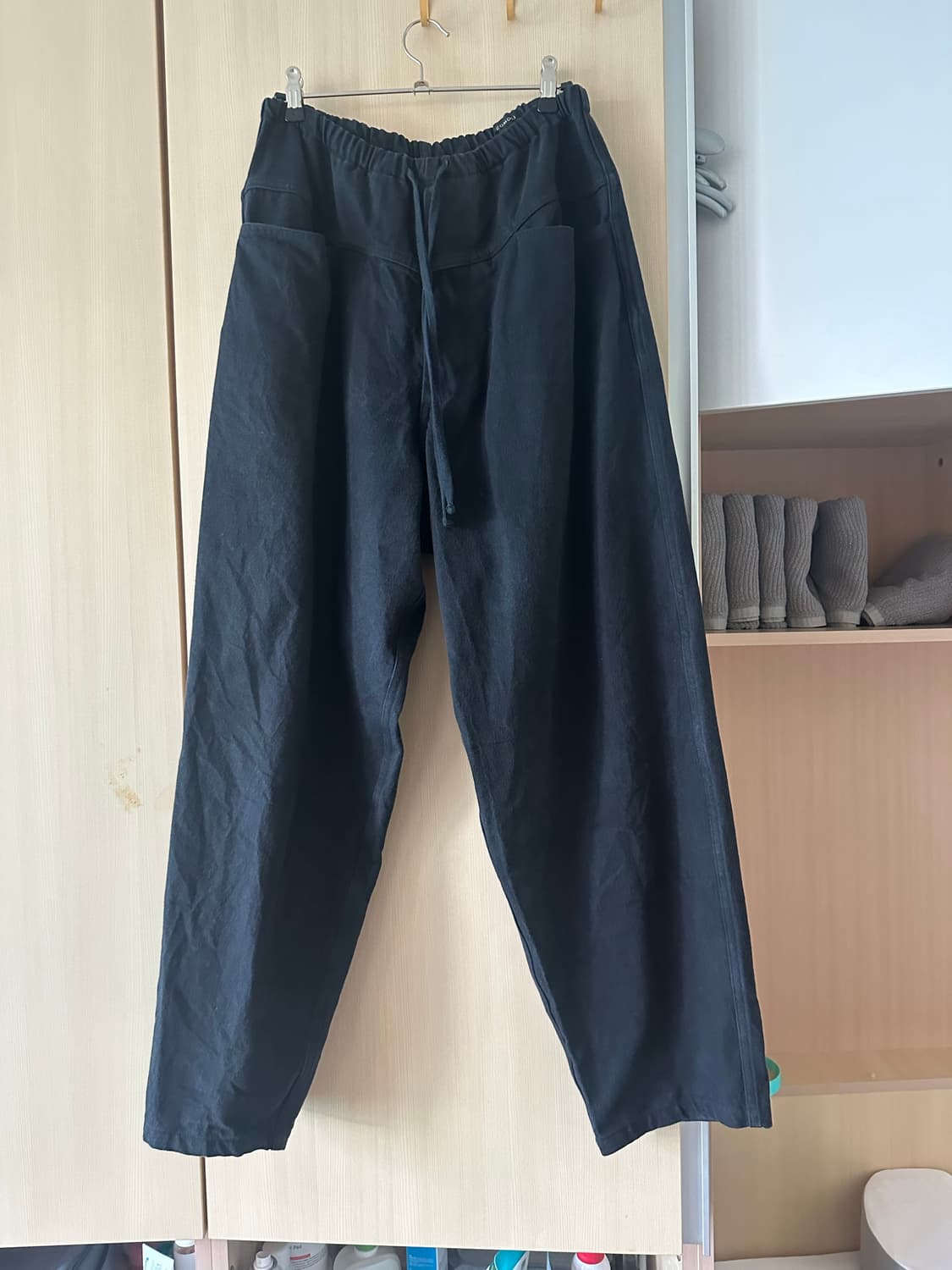 코모리 25ss 블랙드릴 셋업 자켓 2 테이퍼드 팬츠1 상품이미지4