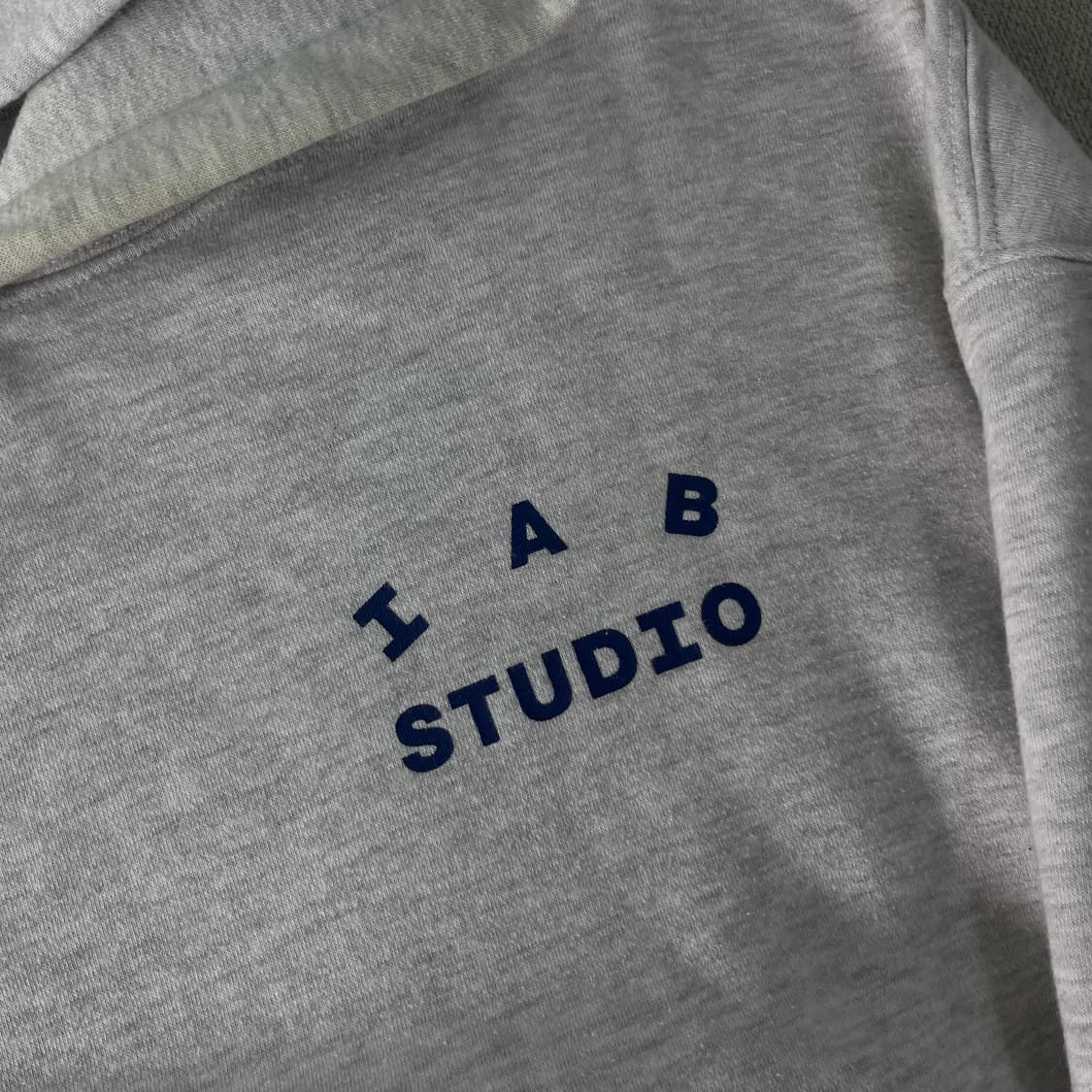 100 아이앱 스튜디오 라이트 그레이 후드티 상품이미지3