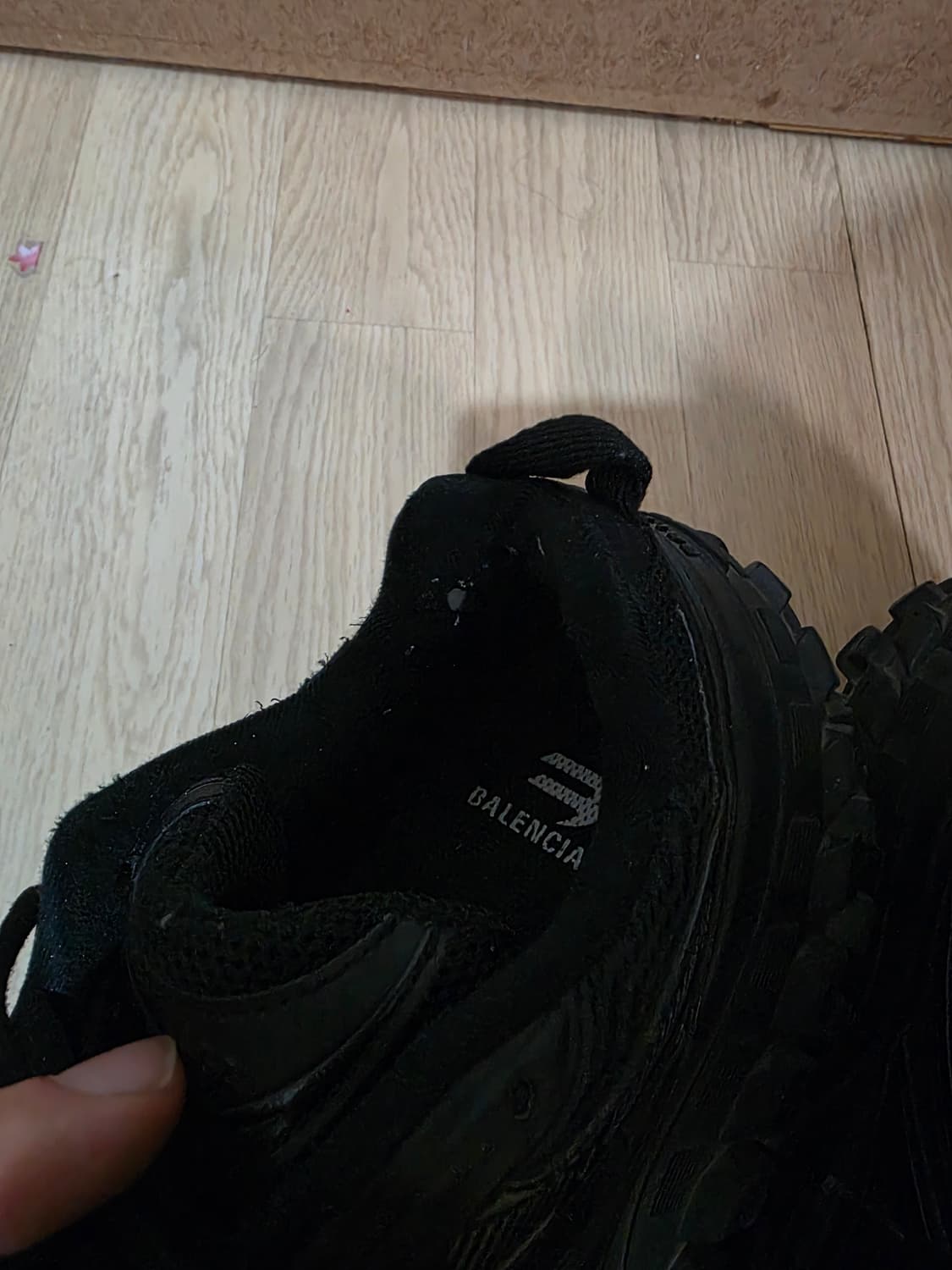 발렌시아가 디펜더42 상품이미지4