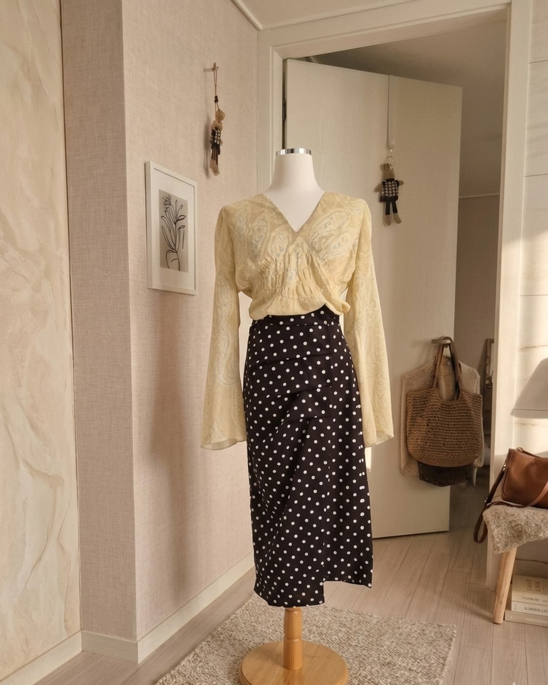 [에잇세컨즈] 브라운 도트 셔링 롱 스커트 (S사이즈) 상품이미지1