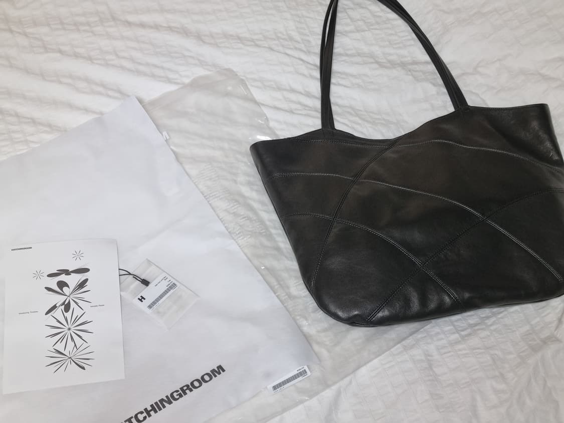 해칭룸 웹 토트백 블랙 상품이미지1