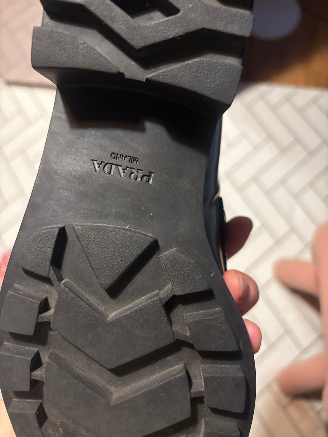 프라다 골드 트라이앵글 로고 로퍼 상품이미지9