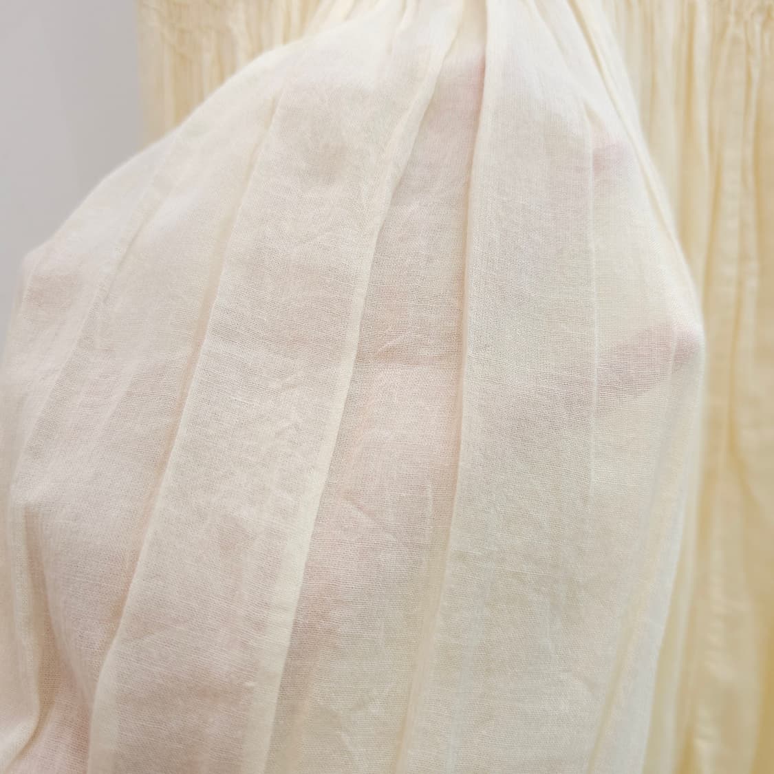 아이보리 레이온 스모크 자수 슬리브리스 블라우스 상품이미지9