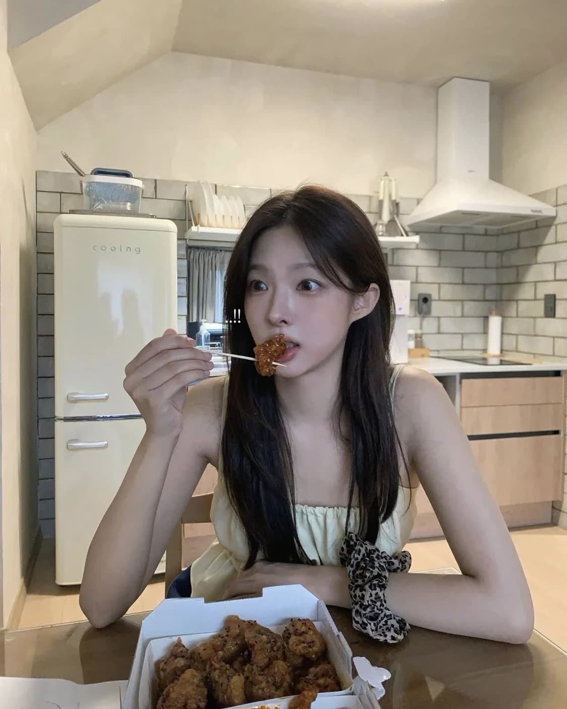 (미개봉새상품) 아워캐비넷 슬리브리스 나시 레몬 남서연 착용 상품이미지3