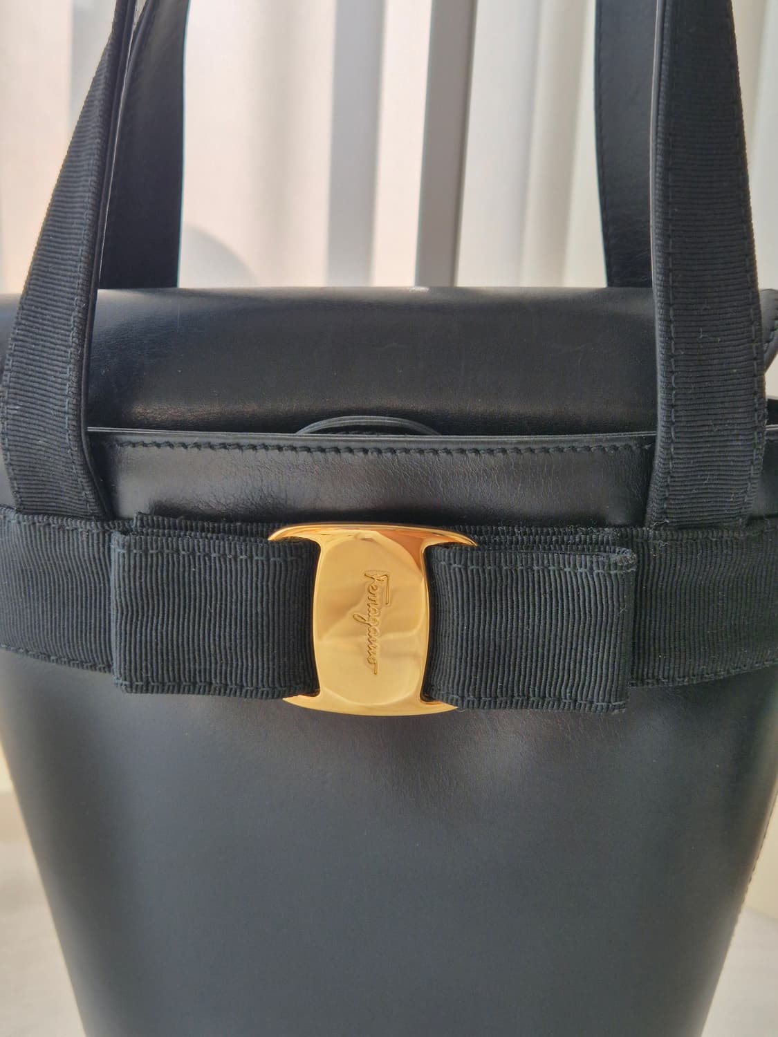 [정품] 페라가모 바라 리본 블랙 버킷백 토트백 상품이미지3