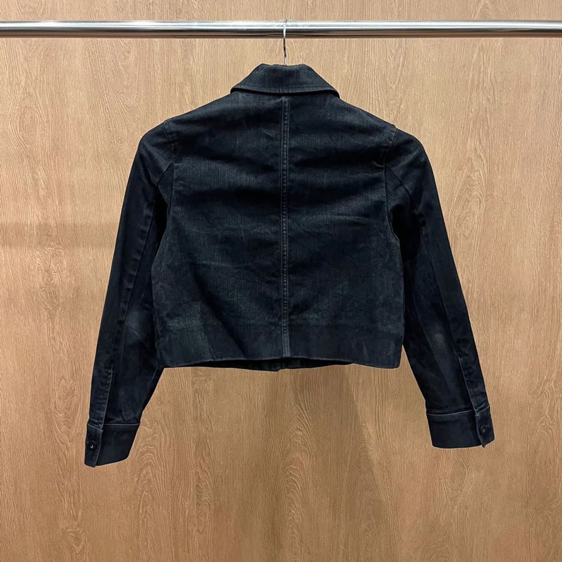 코스 스웨이드 데님 크롭 자켓 싱글 포켓 버튼 커프스 디테일 블랙 상품이미지3