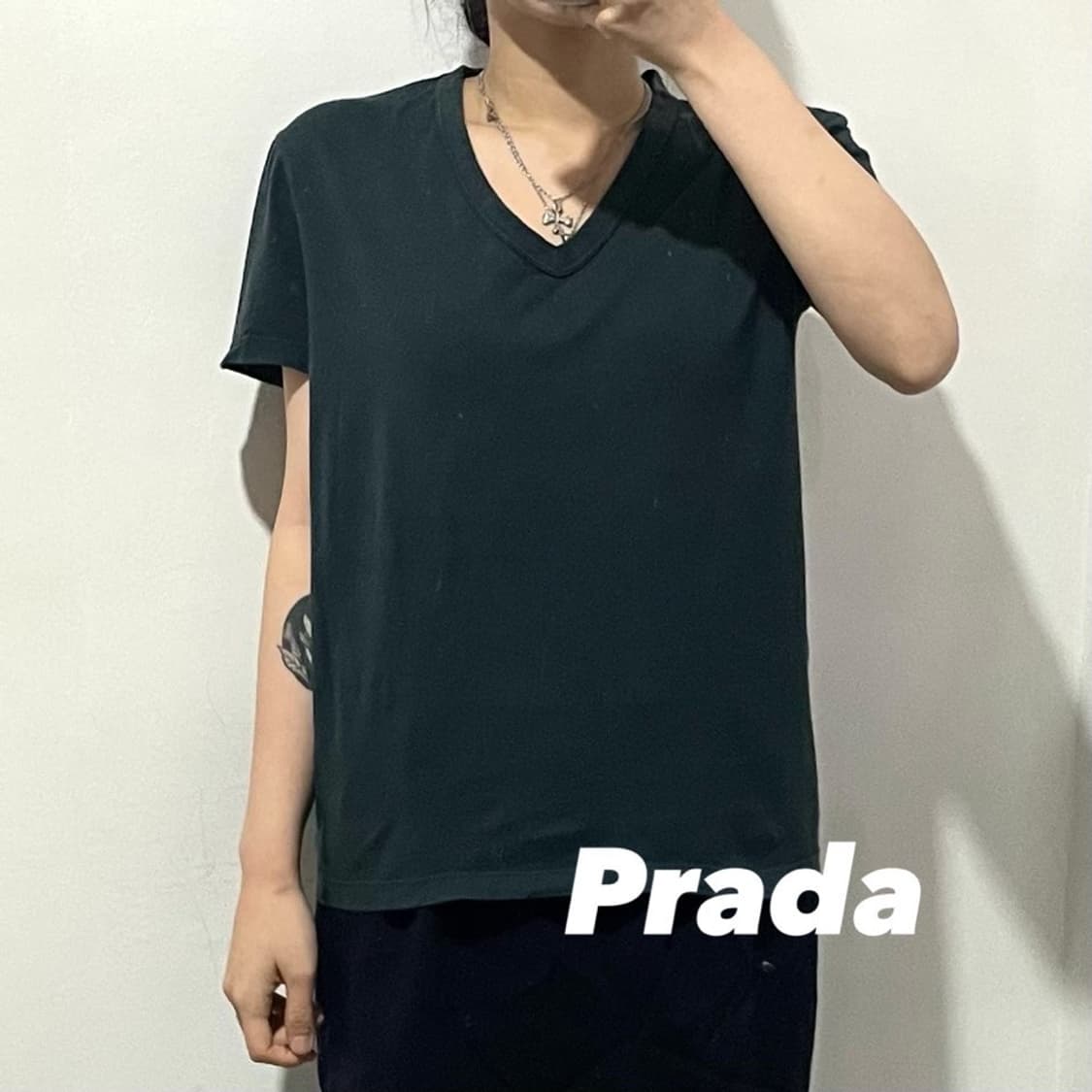 프라다 아카이브 브이넥 반팔티 상품이미지1