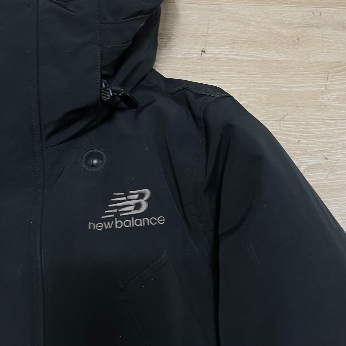 뉴발란스 여성 구스다운 로고 후드 롱패딩 점퍼 [블랙] M/90 상품이미지4