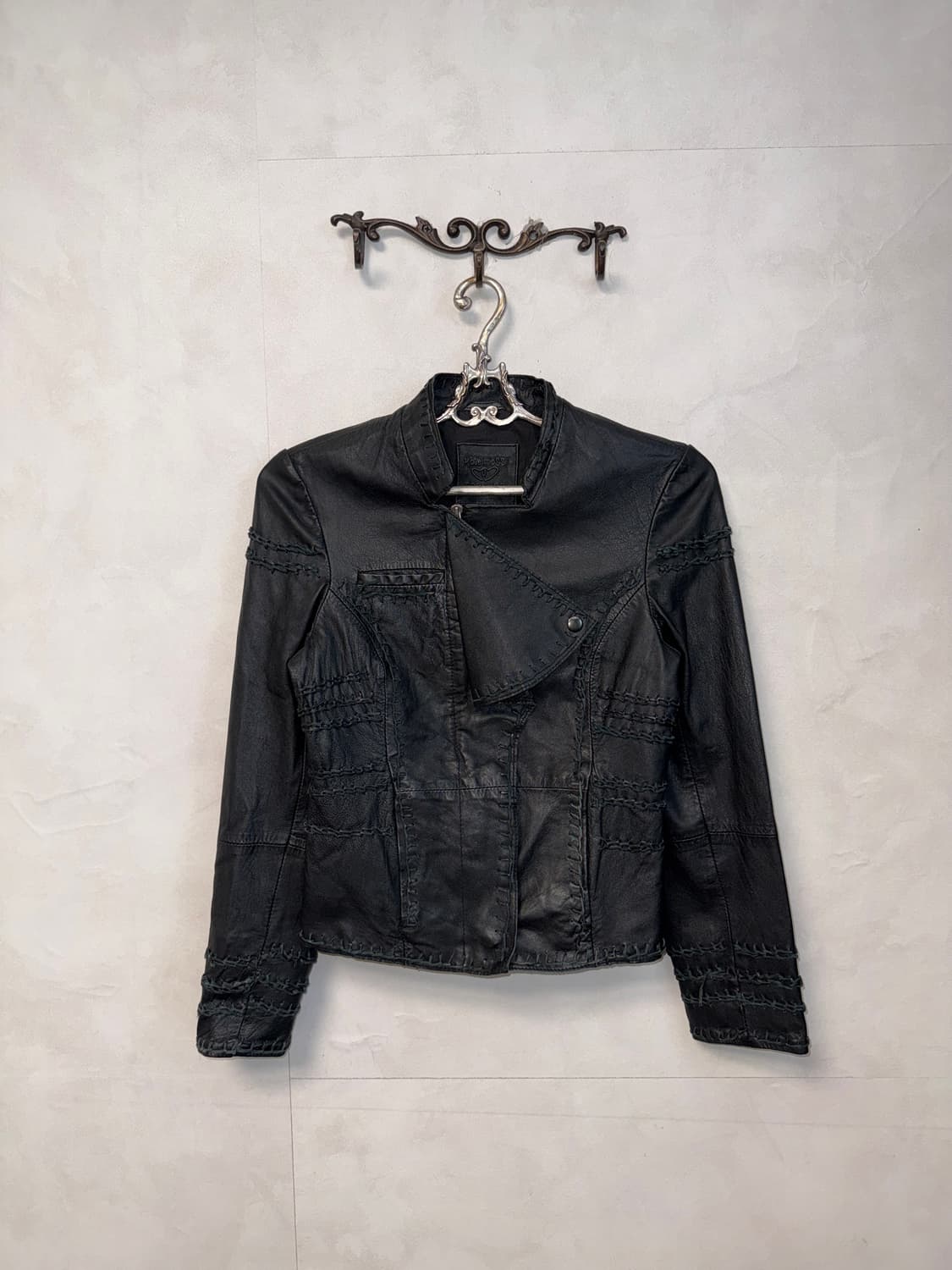 Black stitch ruffle lapel leather jacket 상품이미지1