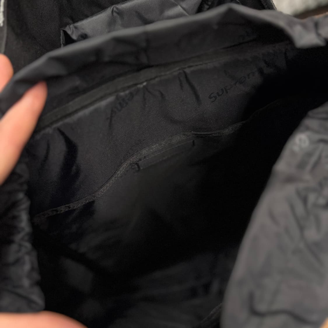 24F/W 슈프림 메쉬 백팩 전면 리플렉티브 디테일 블랙 상품이미지9