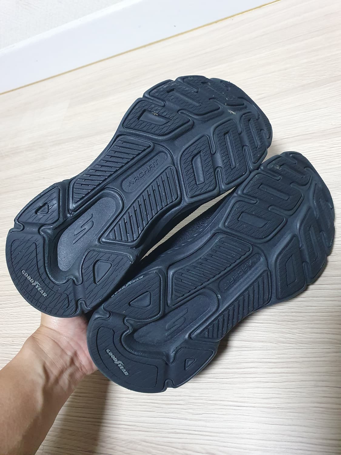 스케쳐스 맥스쿠션 아치핏 블랙 슬립온 245 상품이미지7