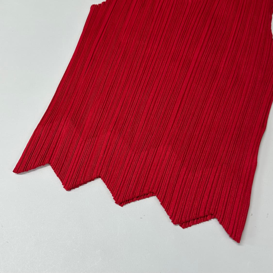 이세이미야케 플리츠플리즈 지그재그 헴 슬리브리스 탑 상품이미지3