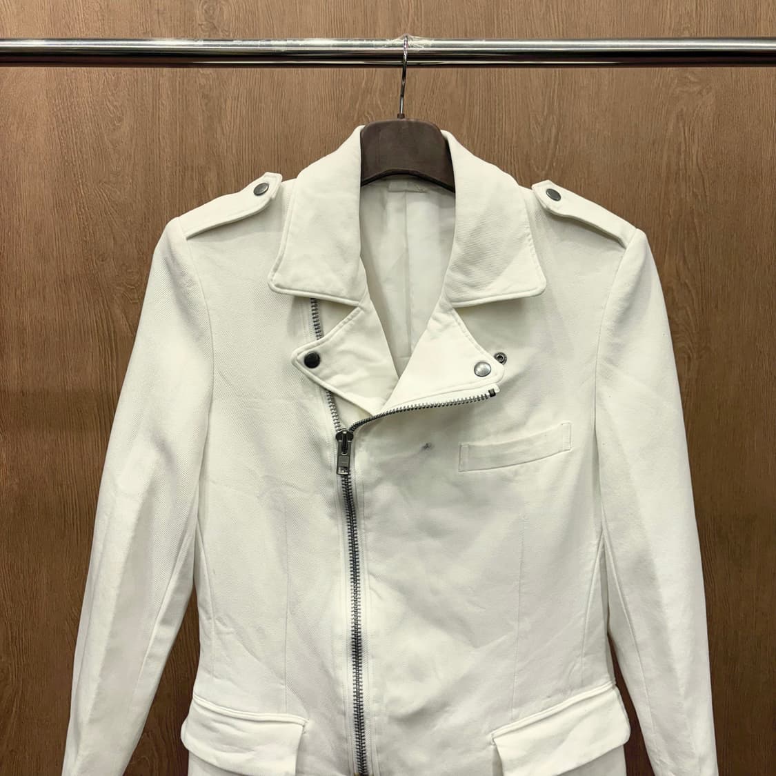 꼼데가르송 옴므 플러스 라이더 자켓 사선 지퍼 숄더 에폴렛 디테일 화이트 상품이미지4