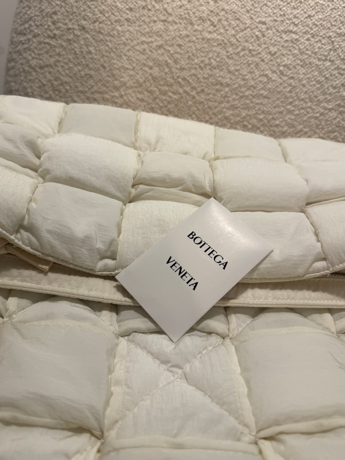 보테가베네타 라지 패디드 테크 카세트 백 화이트 크로스백 상품이미지6