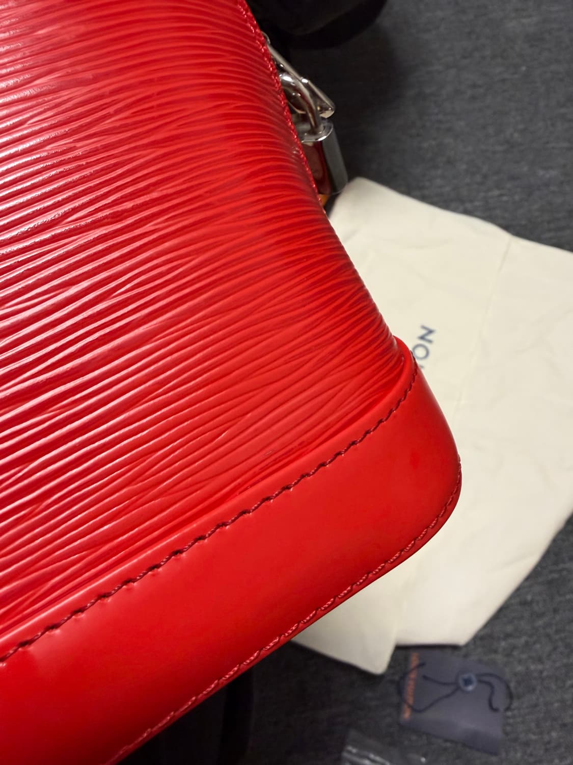 루이비통 알마bb 에피 레드 상품이미지5