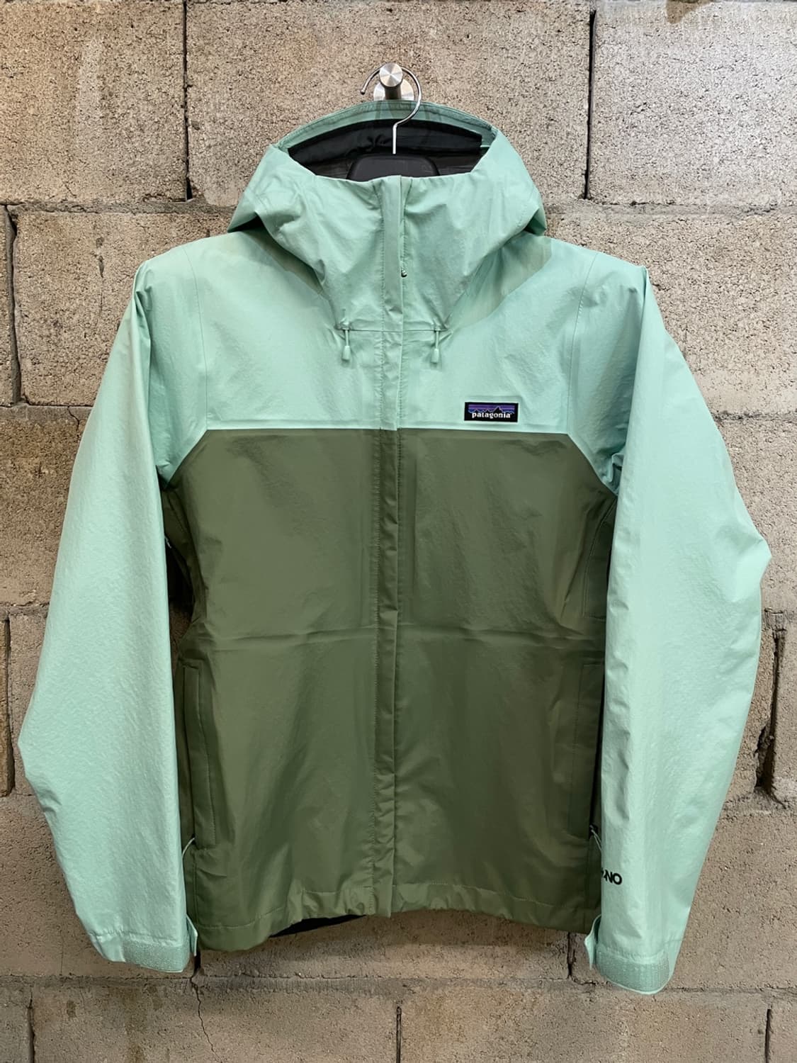 파타고니아 우먼 토렌트쉘 3L 레인 자켓 상품이미지1