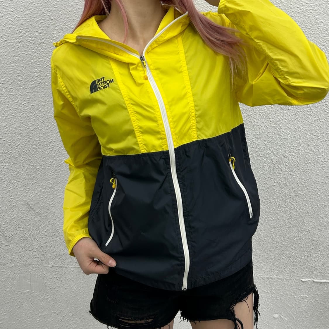 노스페이스 로고 옐로우 배색 후드 바람막이 85 상품이미지1