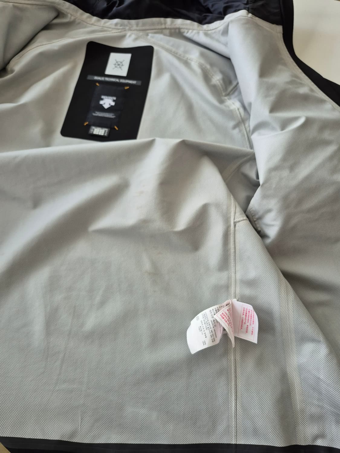 데상트  듀얼리스 네비게이터 방수우븐 자켓 상품이미지9