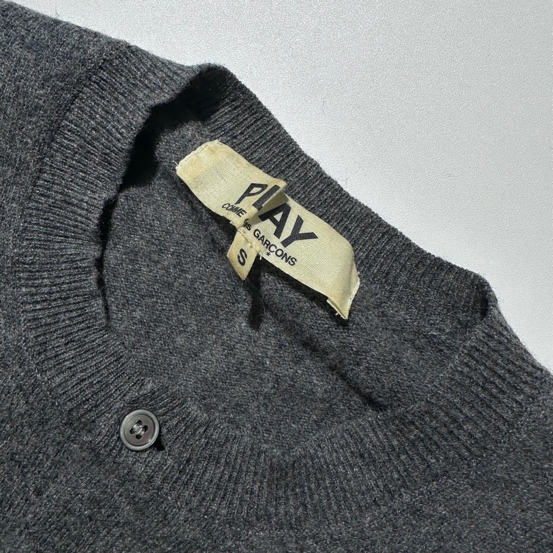꼼데가르송 플레이 하트와펜 라운드 니트 가디건 상품이미지4