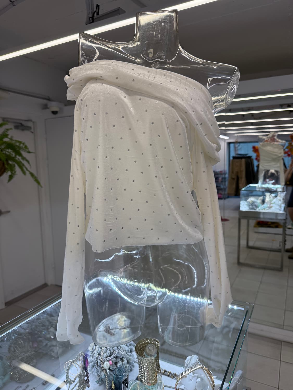 dot velvet off-shoulder top 상품이미지3