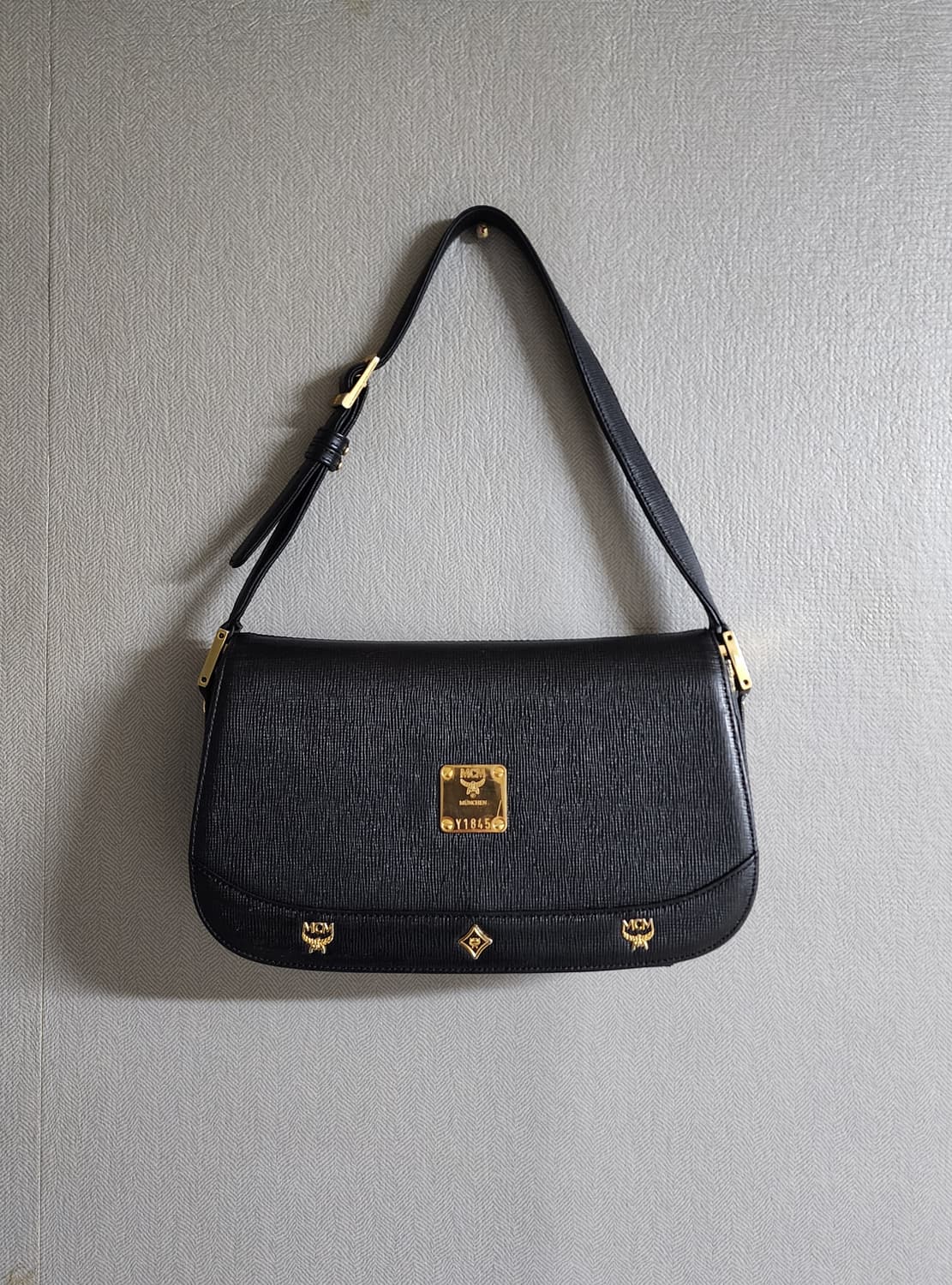엠씨엠 MCM 클래식 레더 플랩 숄더백 상품이미지1