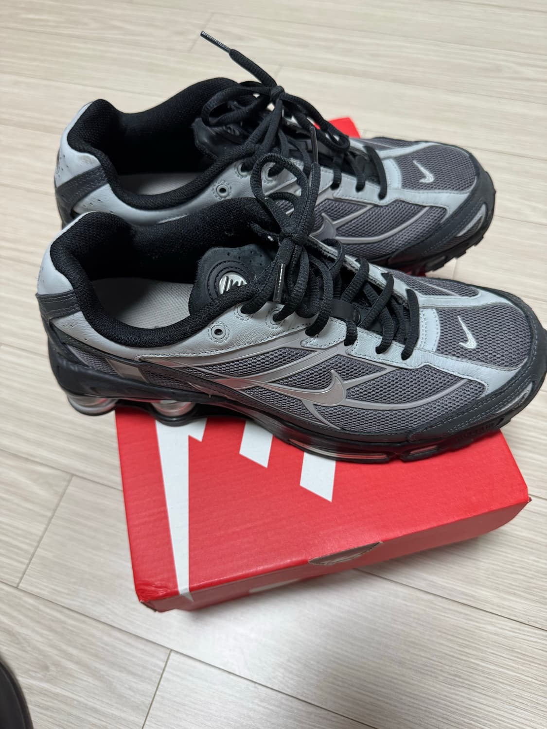 나이키 샥스 라이드2 그래파이트 색상 275 sie 상품이미지1