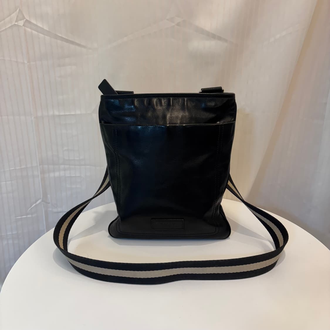 정품 발리 블랙 크로스백     상품이미지1