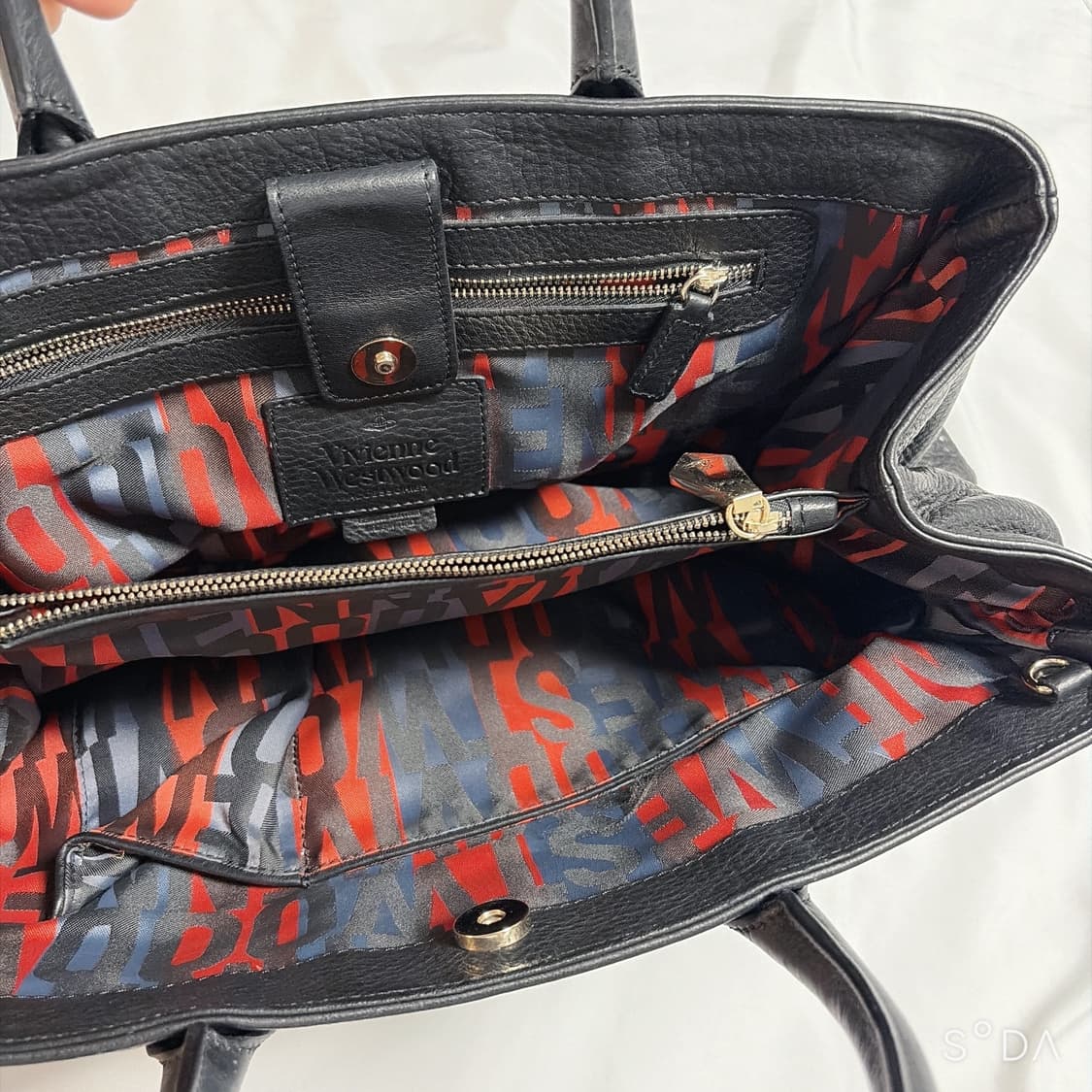 비비안웨스트우드 블랙 가죽 토트백 (크로스끈X) 상품이미지7