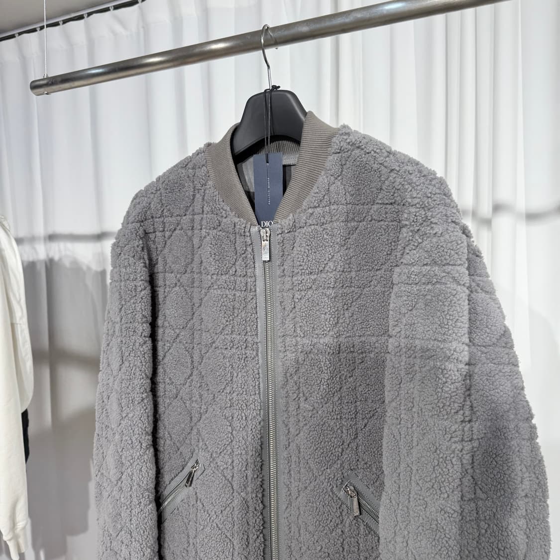 (54) 디올 까나쥬 시어링 무스탕 봄버 자켓  상품이미지4