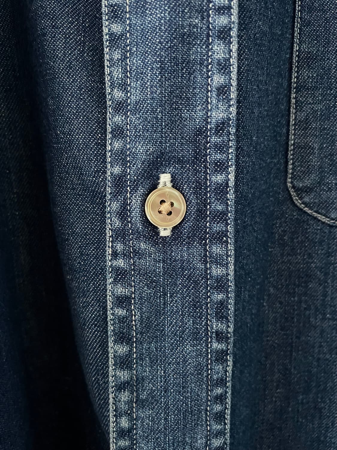 볼조넬라 버튼다운 칼라 데님 셔츠 40사이즈 팝니다. 상품이미지8