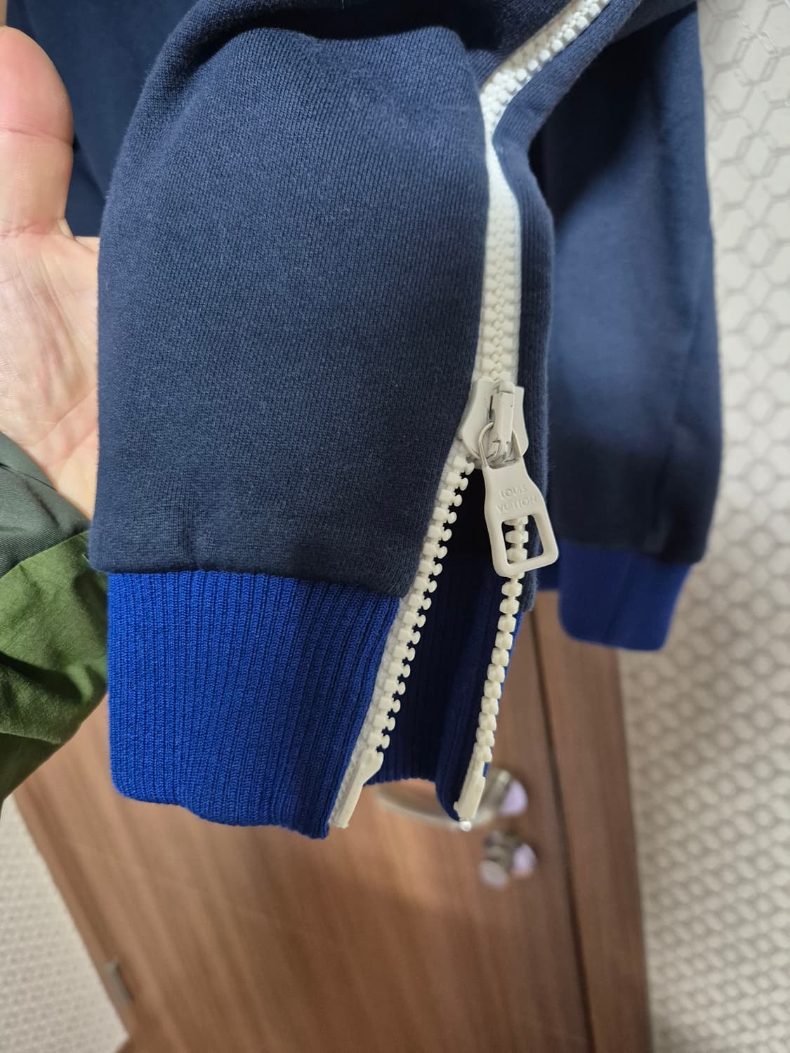 루이비통 멀티지퍼 맨투맨xl 상품이미지4