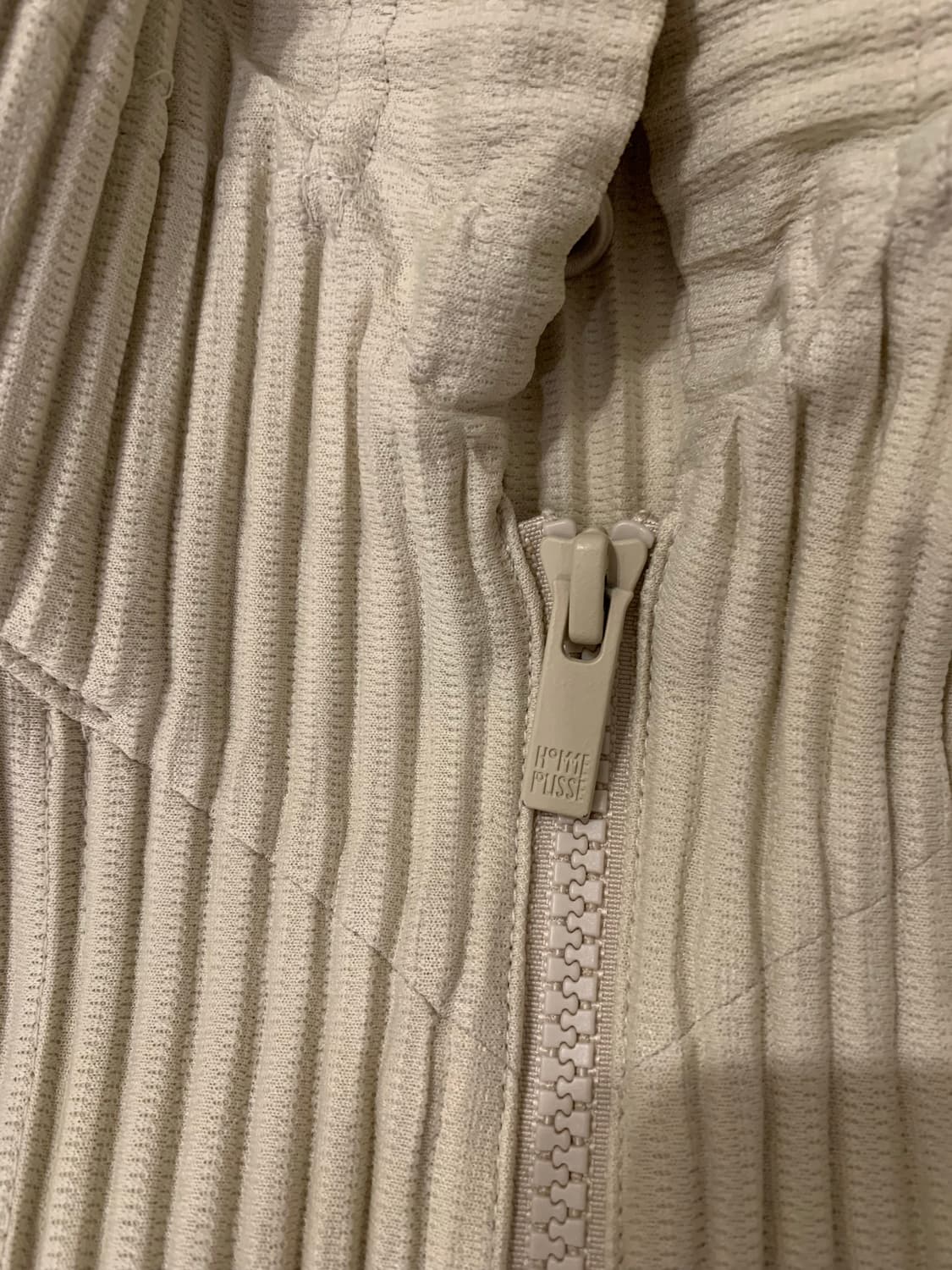 옴므플리세 베이지색 후드집업 4사이즈 상품이미지3