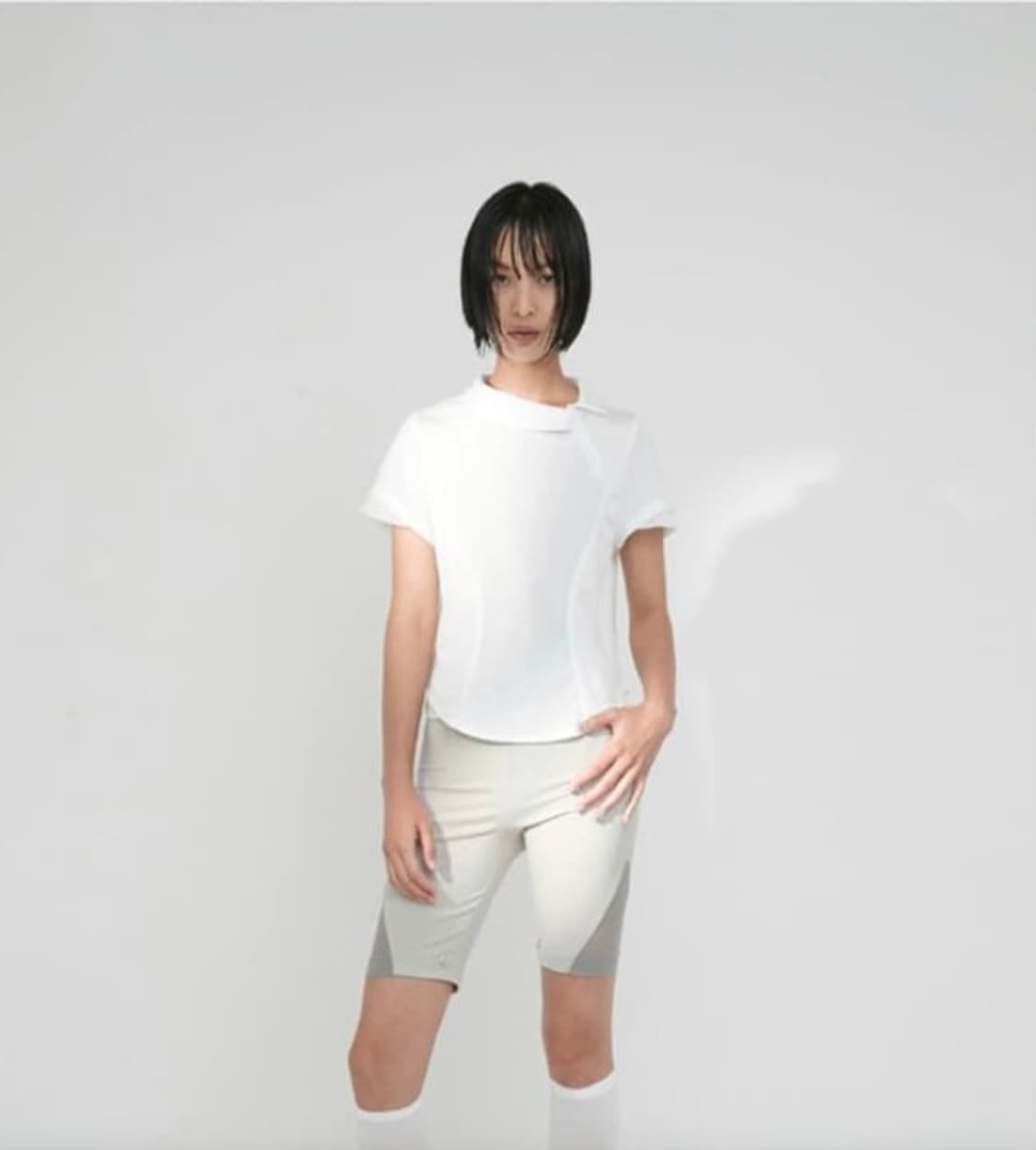 1회착. 오호스 Ojos 사이드 넥 카라티 반팔 티셔츠 화이트  상품이미지3