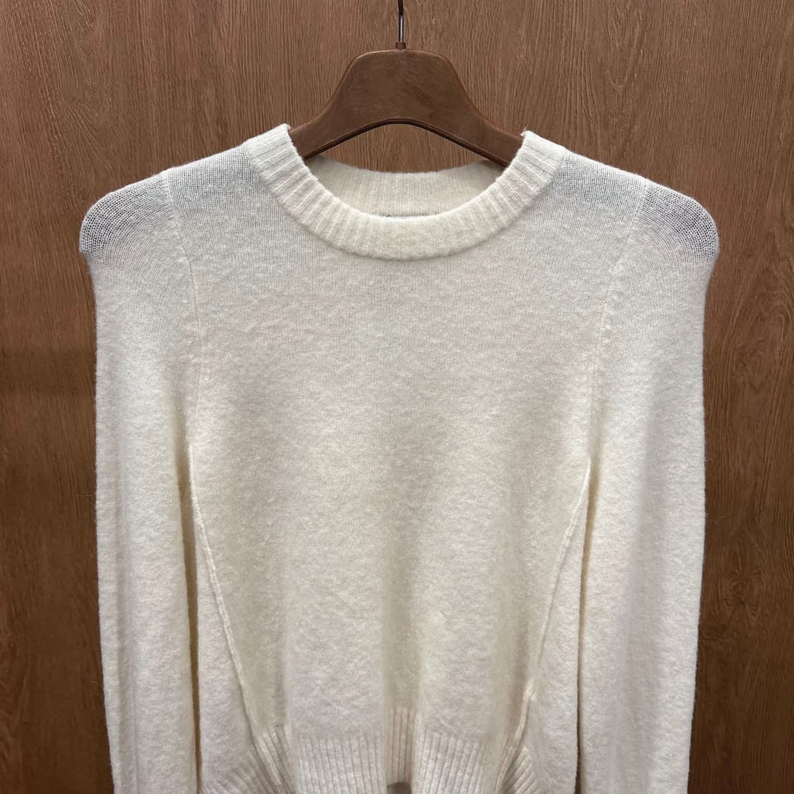 3.1 필립림 라운드넥 니트 슬리브 슬릿 진주 큐빅 장식 디테일 아이보리 상품이미지4