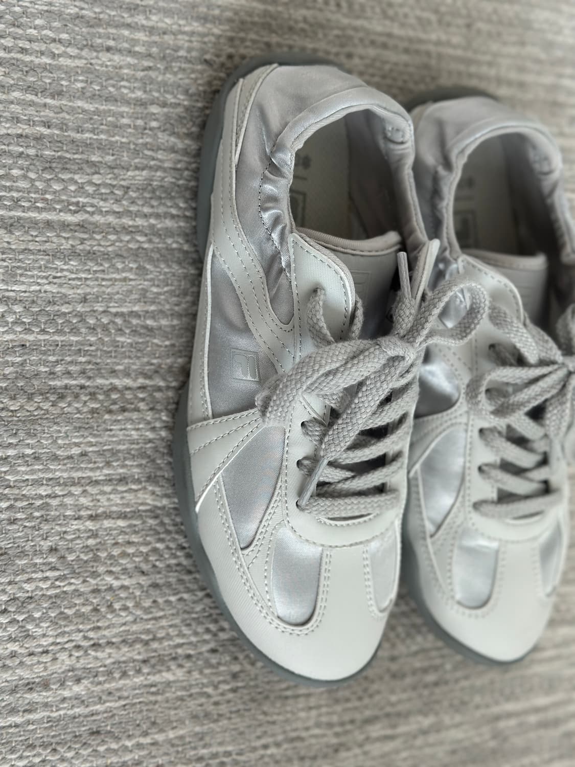 (1회 착용) 휠라 글리오 실버문 235 차정원 운동화 상품이미지2