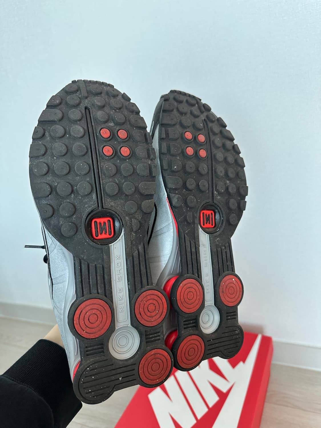 나이키 샥스 r4 메탈릭 실버 HQ1988-002 상품이미지7