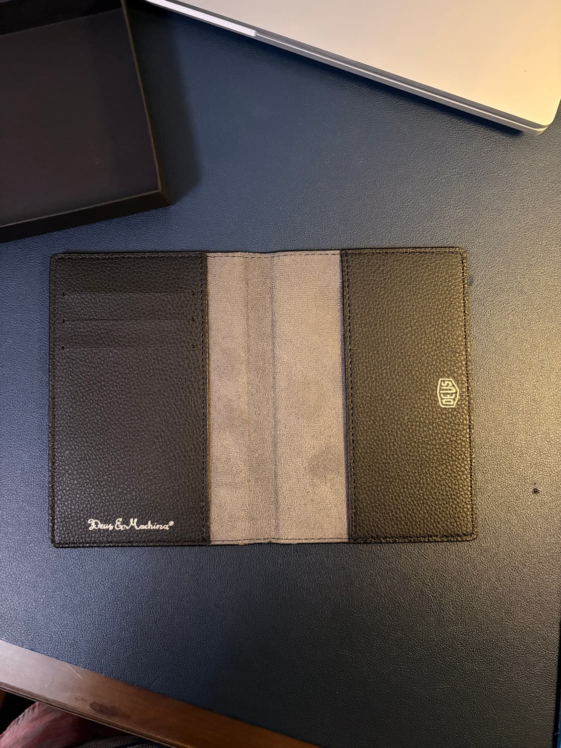 데우스 엑스 마키나 여권케이스 상품이미지3