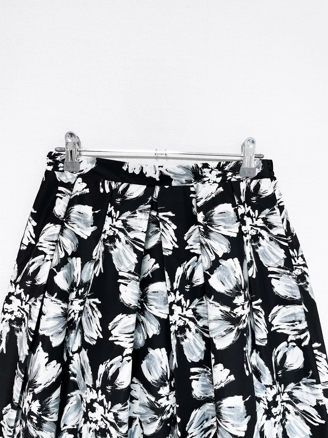 Flower Pleats Midi Skirt - Black 상품이미지5