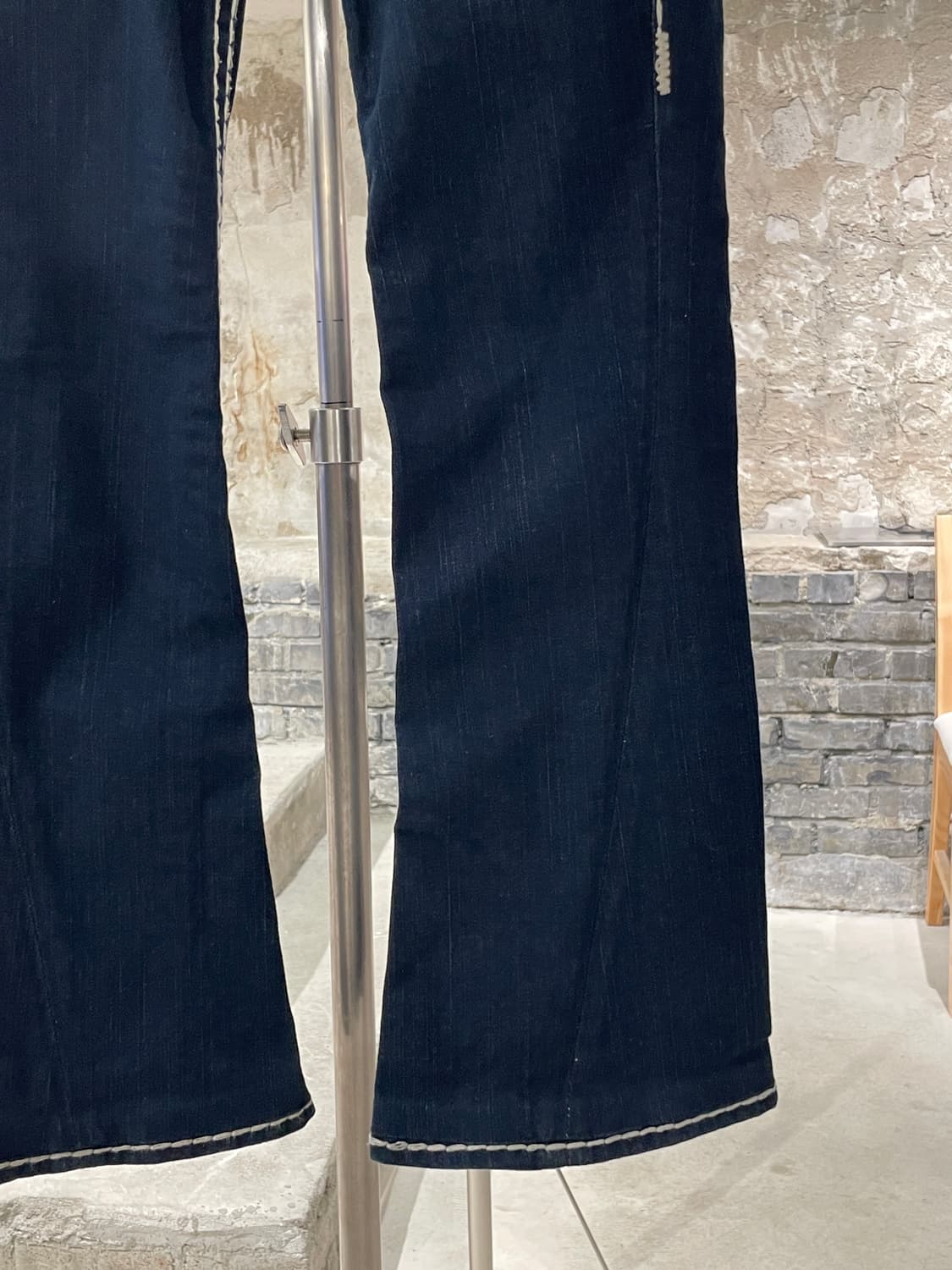 트루 릴리전 조이 슈퍼T 진청 부츠컷 데님 팬츠 상품이미지5