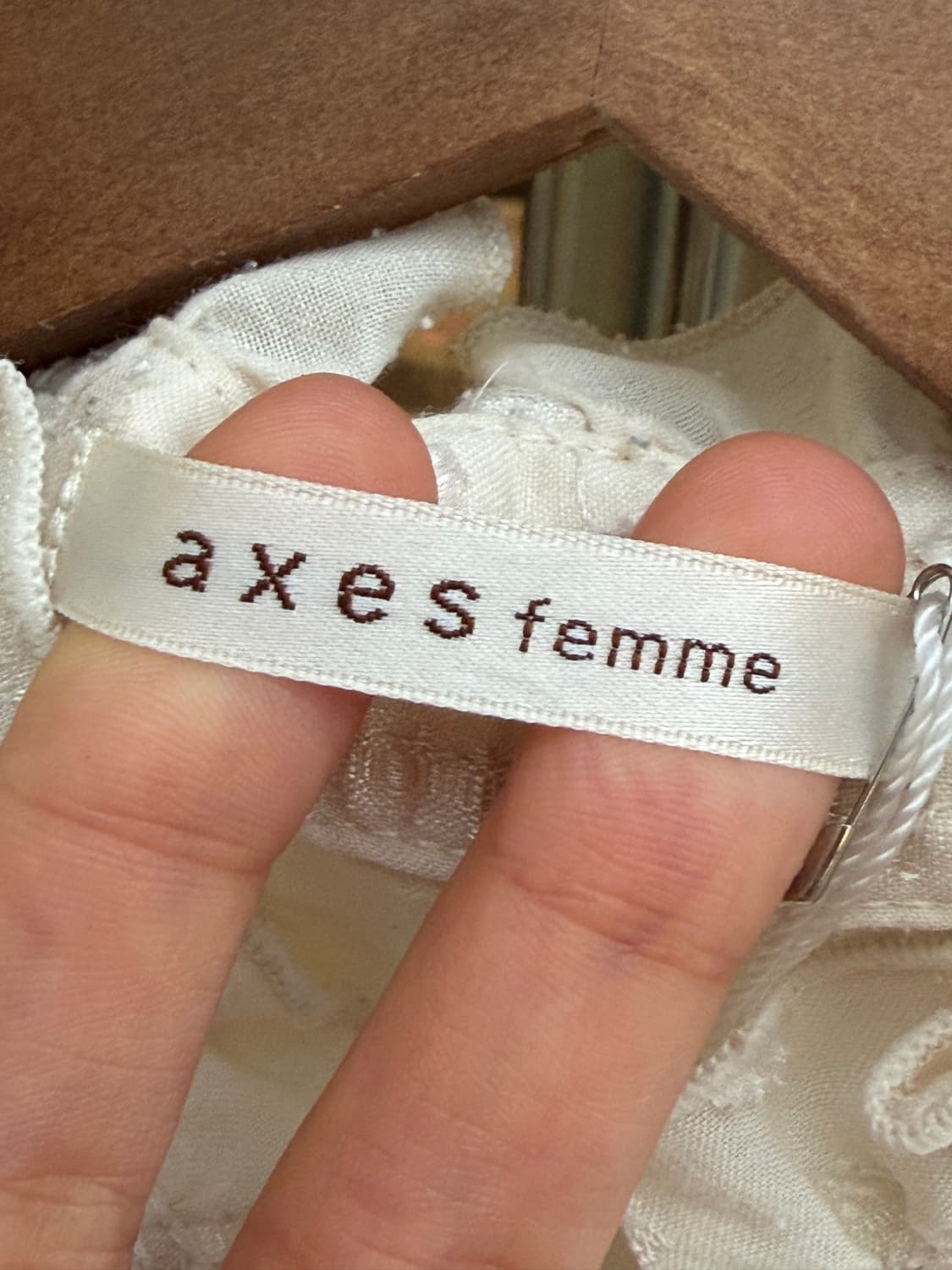 액시즈팜 프릴 레이스 보석 단추 하이넥 반팔 블라우스 상품이미지6