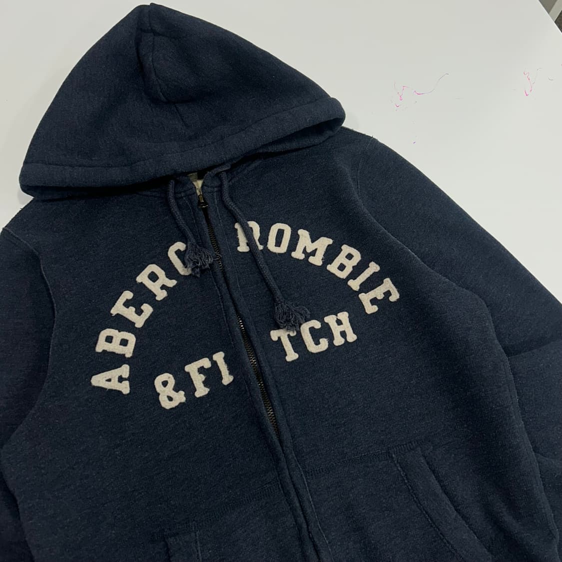 Abercrombie 아베크롬비 화이트 스펠아웃 로고 네이비 후드집업   상품이미지4