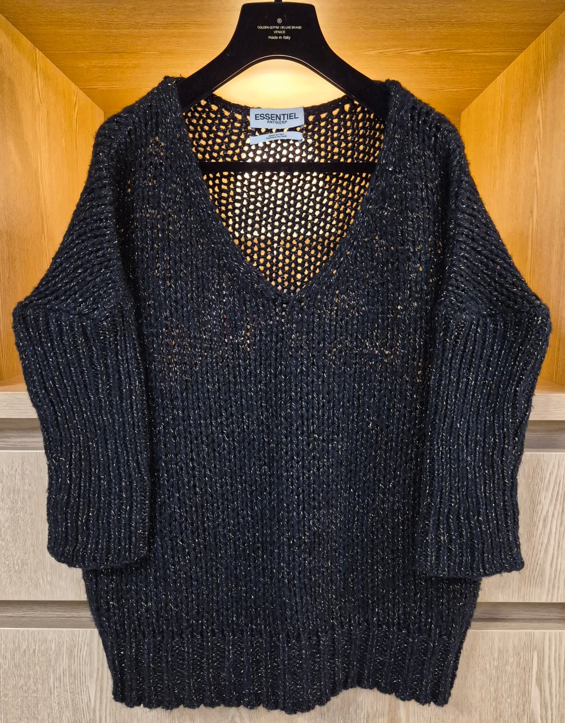 ESSENTIEL ANTWERP 블랙&골드메탈릭 오버핏 V-neck니트  상품이미지1