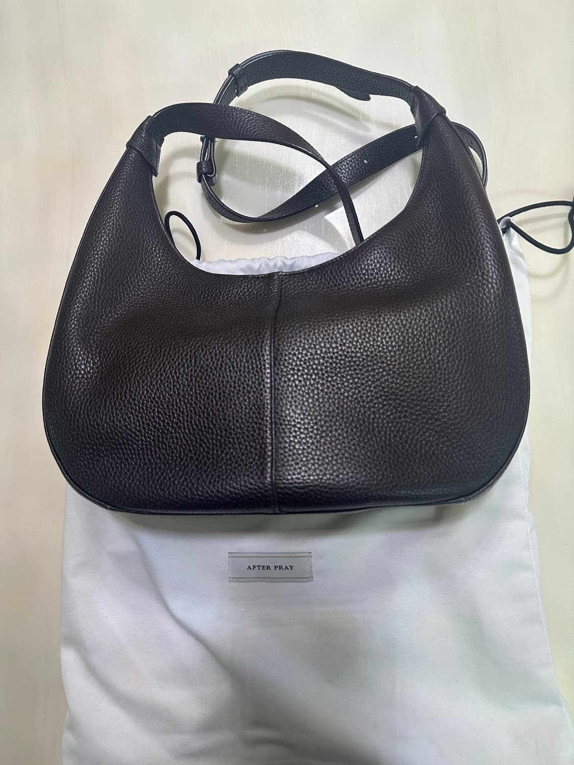 애프러프레이 크레센트 미니 레더백 브라운 상품이미지1