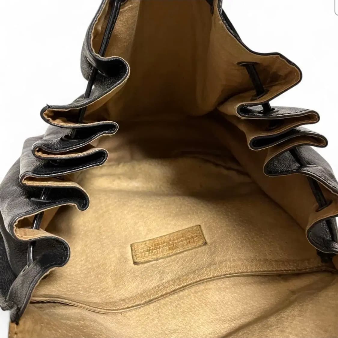 드리스 반노튼 소가죽 숄더백 상품이미지3